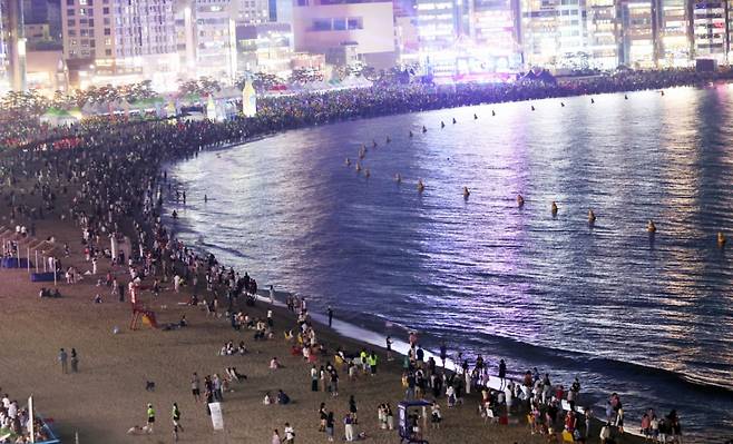 지난  2일 밤 부산 수영구 광안리해수욕장 모습/사진=뉴시스