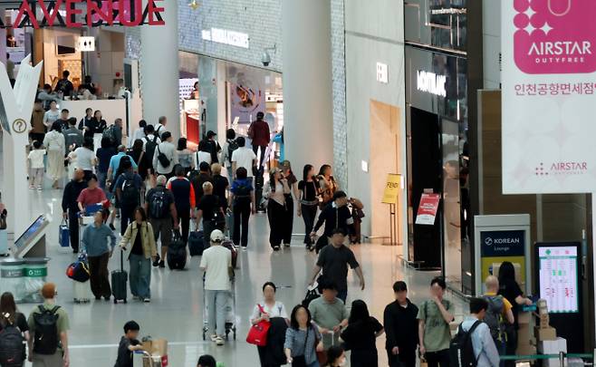 인천국제공항공사가 임대 상업시설을 둘러싼 법적 분쟁에 휘말렸다. 과도한 임대료 부담이 승자의 저주로 이어지는 가운데 이를 방치한 인천공항공사의 책임론도 제기되는 상황이다. /사진=뉴시스