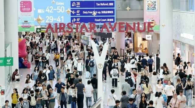 여름 휴가철인 3일 인천국제공항 제1여객터미널 출국장이 이용객들로 북적이고 있다. 뉴시스