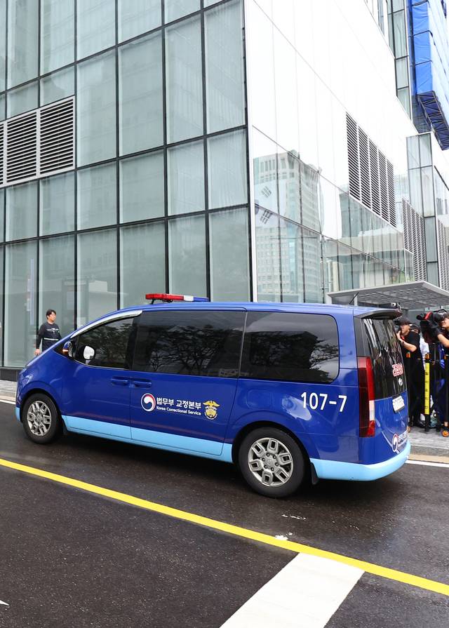 김건희 태운 호송차  : 서울남부구치소에 구속수감된 윤석열 전 대통령의 부인 김건희 여사를 태운 호송차량이 14일 오전 김건희특검 사무실이 있는 서울 종로구 KT광화문빌딩웨스트에 도착하고 있다.   뉴시스