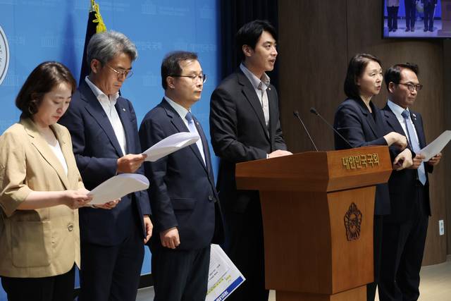 대북송금 사건 檢 기소 규탄  : 더불어민주당 정치검찰 조작기소대응TF 단장인 한준호(왼쪽 네 번째) 최고위원이 13일 국회 소통관에서 대북송금 사건 관련 김성태 전 쌍방울그룹 회장 측근의 위증과 검찰의 무리한 기소를 주장하고 있다.  연합뉴스