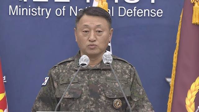 이승오 합동참모본부 작전부장이 군사분계선(MDL)을 넘어 우리 영공을 침범한 북한 무인기 5대 관련 브리핑을 하고 있다. 연합뉴스