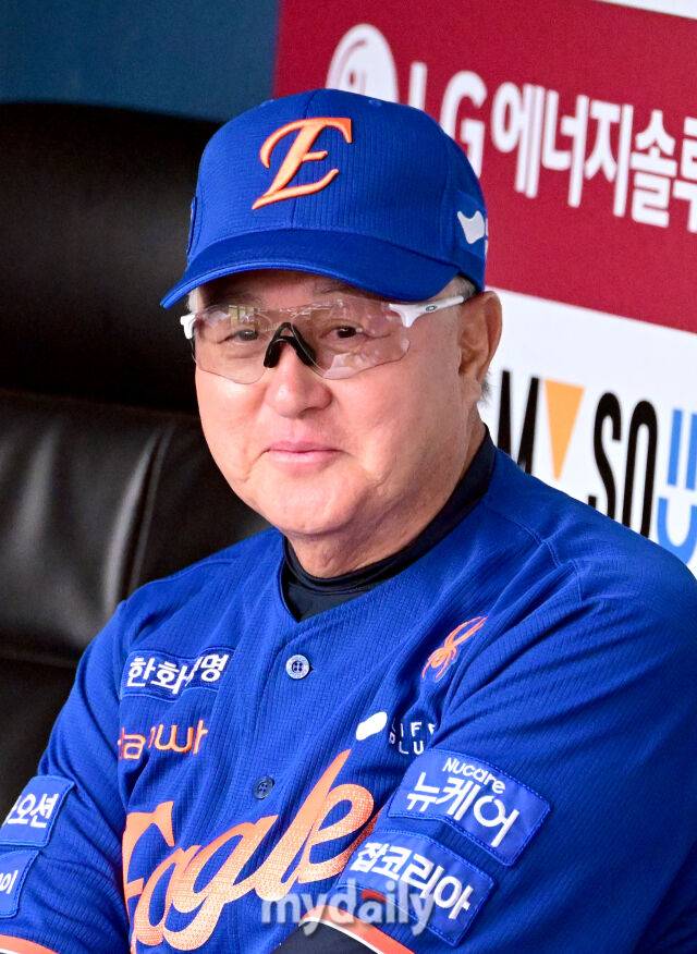 2025년 8월 9일 오후 서울 잠실구장에서 열린 '2025 신한 SOL뱅크 KBO 리그' 한화 이글스와 LG 트윈스의 경기. 한화 김경문 감독이 경기 전 코치와 이야기를 나누고 있다./마이데일리