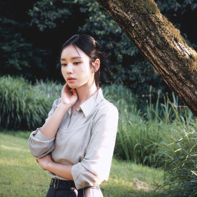 배우 안은진의 패션 감성이 가을을 앞당기는 듯 하다. /안은진 소셜미디어