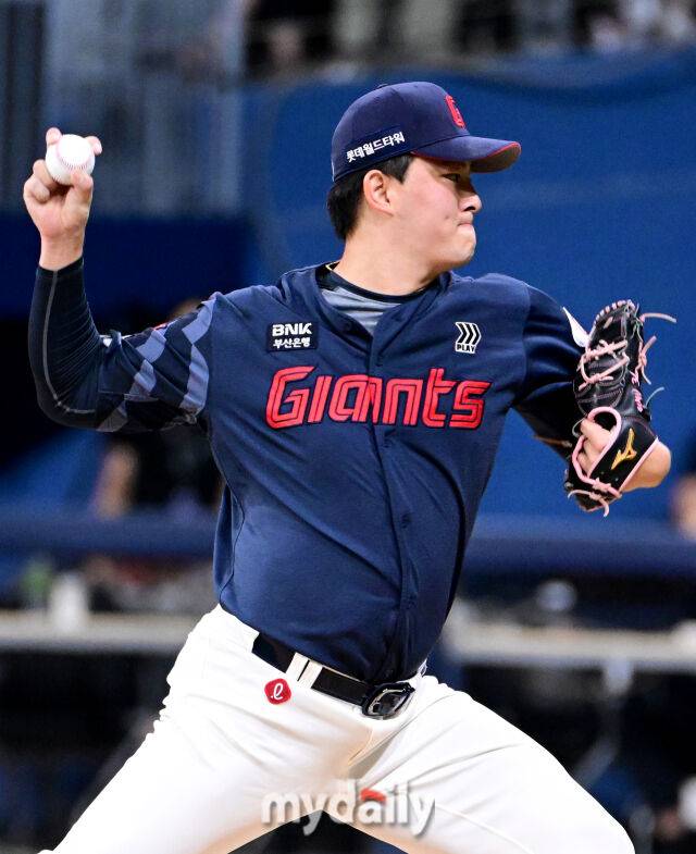 2025년 7월 23일 오후 서울 고척스카이돔에서 열린 '2025 신한 SOL뱅크 KBO 리그' 롯데 자이언츠와 키움 히어로즈의 경기. 롯데 김원중이 9회말 구원등판해 역투하고 있다./마이데일리