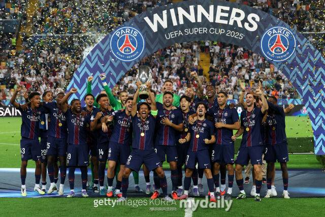 PSG 선수단이 UEFA 슈퍼컵 우승에 기뻐하고 있다./게티이미지코리아