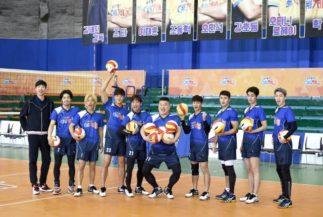 프로배구 올스타 선수들과 우리동네 예체능 배구단 선수들이 6일 오후 서울 강서구 공항동 KBS 스포츠월드에서 진행된 KBS 예능 '우리동네 예체능' 현장공개에 참석해 포즈를 취하고 있다./마이데일리