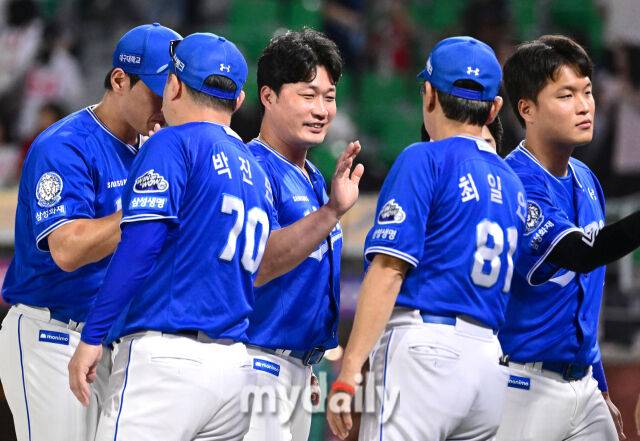 2025년 8월 7일 오후 인천 SSG랜더스필드에서 열린 '2025 신한 SOL뱅크 KBO 리그' 삼성 라이온즈와 SSG랜더스의 경기 삼성 오승환이 6-1로 승리한 뒤 기뻐하고 있다./마이데일리
