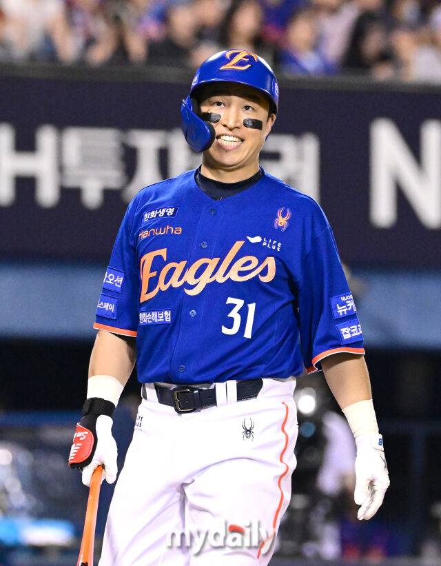 2025년 8월 8일 오후 서울 잠실구장에서 열린 '2025 신한 SOL뱅크 KBO 리그' 한화 이글스와 LG 트윈스의 경기. 한화 손아섭이 7회초 2사 후 미소 짓고 있다./마이데일리
