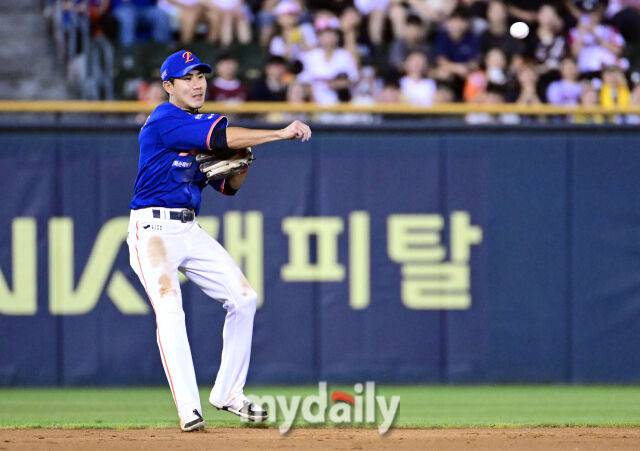 2025년 8월 8일 오후 서울 잠실구장에서 열린 '2025 신한 SOL뱅크 KBO 리그' 한화 이글스와 LG 트윈스의 경기. 한화 유격수 심우준이 9회말 2사 1.2루서 LG 오스틴의 타구를 처리하고 있다./마이데일리