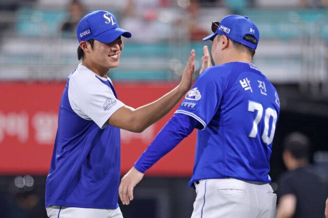 승리를 자축하는 원태인과 박진만 감독(왼쪽부터)./삼성 라이온즈