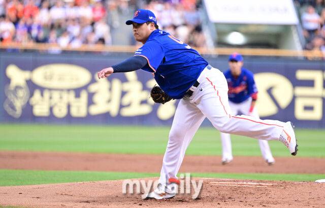 2025년 8월 8일 오후 서울 잠실구장에서 열린 '2025 신한 SOL뱅크 KBO 리그' 한화 이글스와 LG 트윈스의 경기. 한화 선발투수 류현진이 역투하고 있다./마이데일리