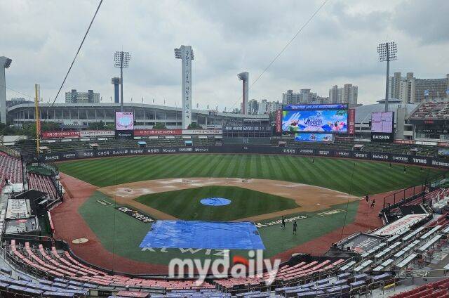 내야에 물웅덩이가 고여 있는 수원KT위즈파크./수원=심혜진 기자