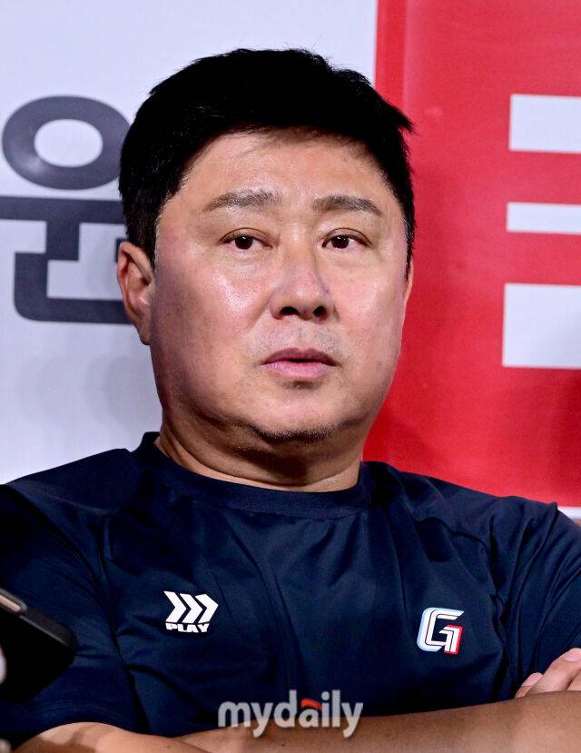 2025년 8월 2일 오후 서울 고척스카이돔에서 열린 '2025 신한 SOL뱅크 KBO 리그' 롯데 자이언츠와 키움 히어로즈의 경기. 롯데 김태형 감독이 취재진들의 질문에 답하고 있다./마이데일리