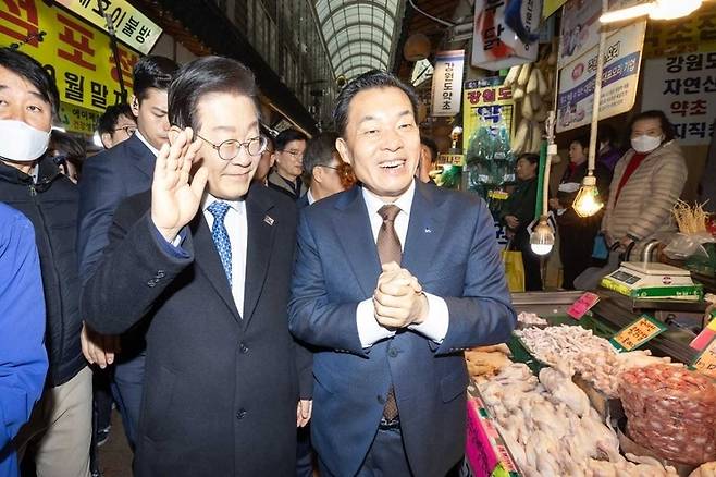 이재명 대통령(완쪽)과 전국 1위 도시 이재준 수원특례시장(오른쪽)