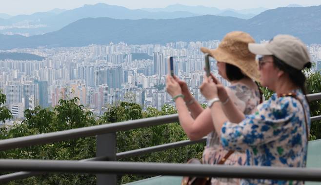 서울 남산에서 바라본 시내 아파트 모습. [연합]