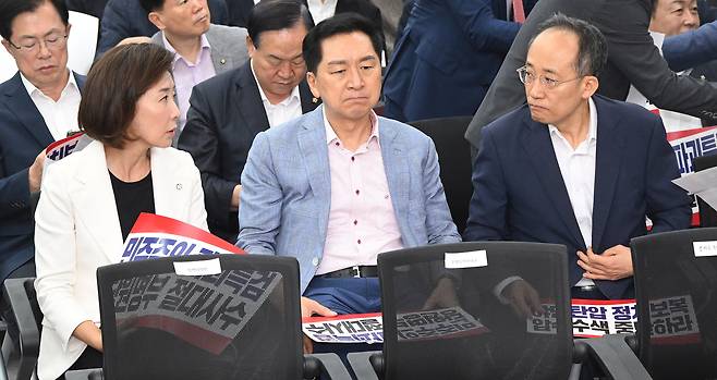 국민의힘 나경원(왼쪽부터), 김기현, 추경호 의원이 14일 서울 여의도 중앙당사에서 열린 긴급 의원총회에 참석해 대화하고 있다. [공동취재]