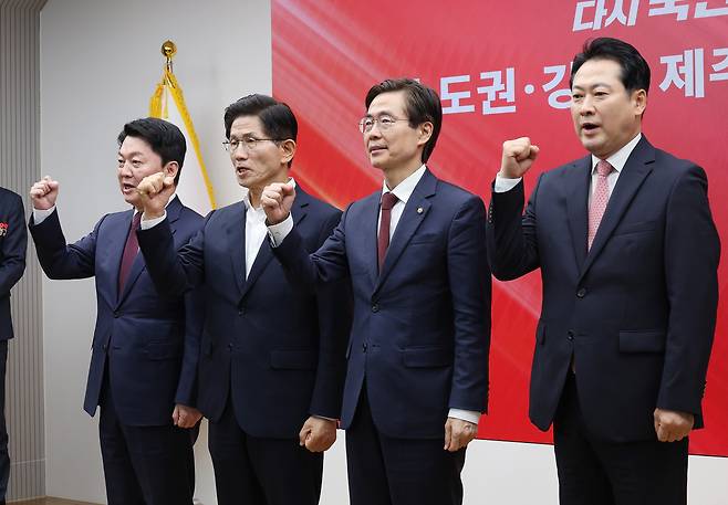 14일 서울 여의도 중앙당사에서 열린 국민의힘 제6차 전당대회 수도권·강원·제주 합동연설회에서 당 대표 후보들이 기념사진을 찍고 있다. 오른쪽부터 장동혁, 조경태, 김문수, 안철수 후보. [연합]