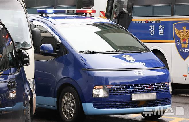 [서울=뉴시스] 황준선 기자 = 윤석열 전 대통령 부인 김건희 여사가 탑승한 호송 차량이 14일 오전 본인을 수사하는 민중기 특별검사 사무실이 마련된 서울 종로구 KT광화문 West빌딩으로 조사를 받기 위해 들어서고 있다. 2025.08.14. hwang@newsis.com