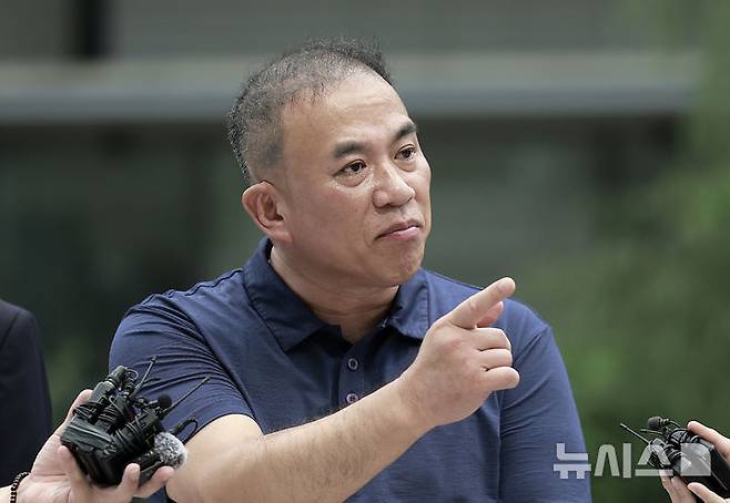 [서울=뉴시스] 정병혁 기자 = 공천개입 의혹 및 여론조사 조작 의혹을 받고 있는 명태균 씨가 31일 서울 종로구 김건희 특검팀(특별검사 민중기) 사무실로 조사를 받기 위해 출석하며 취재진 질문에 답하고 있다. 2025.07.31. jhope@newsis.com