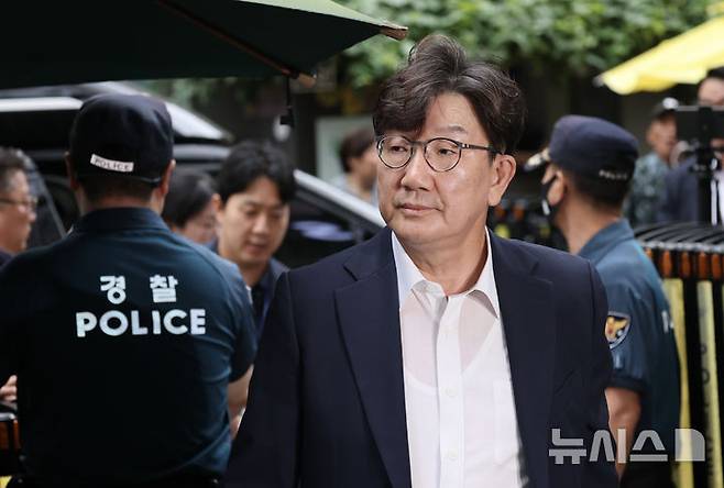[서울=뉴시스] 김명년 기자 = 권성동 국민의힘 의원이 14일 오전 서울 여의도 중앙당사에서 열린 긴급의원총회에 참석하고 있다. 2025.08.14. kmn@newsis.com