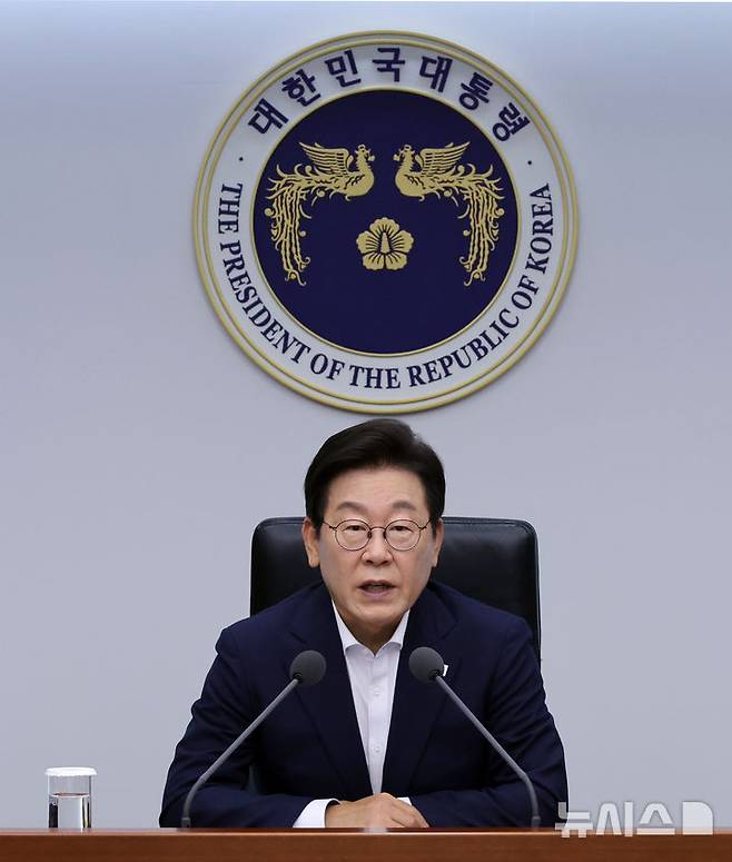[서울=뉴시스] 고범준 기자 = 이재명 대통령이 14일 서울 용산 대통령실 청사에서 열린 제7차 수석보좌관회의에서 발언하고 있다. (대통령실통신사진기자단) 2025.08.14. bjko@newsis.com