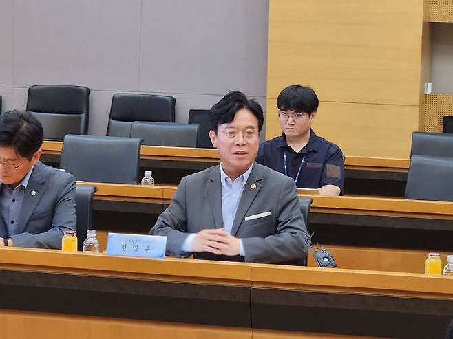 [서울=뉴시스] 김영훈 고용노동부 장관이 지난 7월 31일 인천 송도의 포스코이앤씨 본사를 방문해 경영진과 간담회를 갖고 있다. 2025.07.31. (사진=고용노동부 제공) *재판매 및 DB 금지