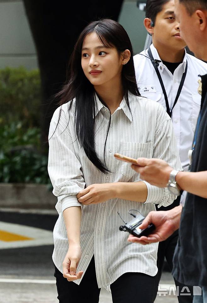 [서울=뉴시스] 최진석 기자 = 뉴진스 민지가 14일 서울 서초구 서울중앙지법에서 열린 '뉴진스 계약해지 선언에 계약 유효 확인 소송' 관련 소송 조정기일에 출석하고 있다. 2025.08.14. myjs@newsis.com