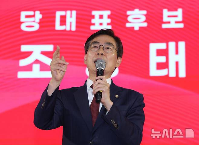 [대전=뉴시스] 김명년 기자 = 조경태 국민의힘 당대표 후보가 지난 13일 오후 대전광역시 서구 배재대학교에서 열린 제6차 전당대회 충남권-호남권 합동연설회에서 지지를 호소하고 있다. 2025.08.13. kmn@newsis.com