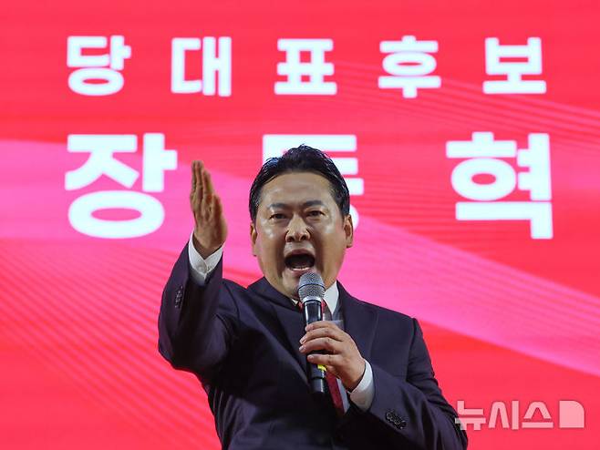 [대전=뉴시스] 김명년 기자 = 장동혁 국민의힘 당대표 후보가 13일 오후 대전광역시 서구 배재대학교에서 열린 제6차 전당대회 충남권-호남권 합동연설회에서 지지를 호소하고 있다. 2025.08.13. kmn@newsis.com