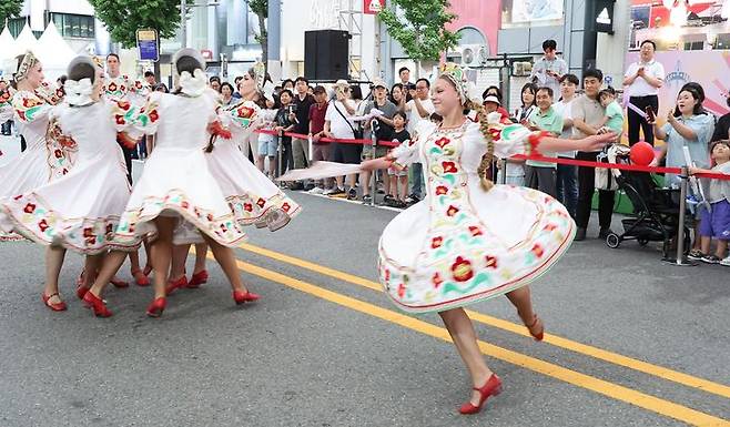 [대전=뉴시스] 대전 0시 축제 시간여행 퍼레이드에서 자매도시 축하공연단이 전통 춤을 추고 있다. (사진=대전시 제공) 2025.08.14. photo@newsis.com *재판매 및 DB 금지