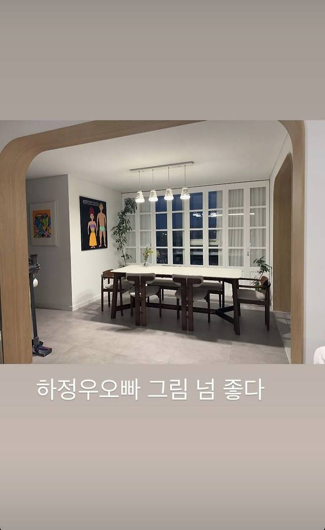 [서울=뉴시스] 개그우먼 김지민이 신혼집에 걸린 하정우의 그림을 공개했다.  (사진=김지민 인스타그램 캡처) 2025.08.14. photo@newsis.com *재판매 및 DB 금지