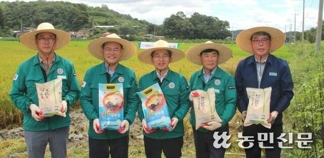 임종득 국민의힘 의원(왼쪽 두번째부터), 유정근 영주시장 권한대행, 김병기 영주시의장, 손기을 안정농협 조합장 등이 14일 안정면 오계리 들녘에서 ‘8·15 광복쌀’ 브랜드를 보여주고 있다.