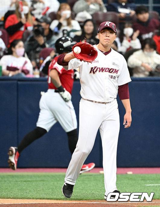 [OSEN=고척, 이대선 기자] 5일 오후 서울 고척스카이돔에서 2022 신한은행 SOL KBO리그 포스트시즌 한국시리즈 3차전 키움 히어로즈와 SSG 랜더스의 경기가 열렸다.1회초 1사 2루에서 SSG 최정에게 우전 적시타를 허용한 키움 이승호가 아쉬워하고 있다. 2022.11.05 /sunday@osen.co.kr