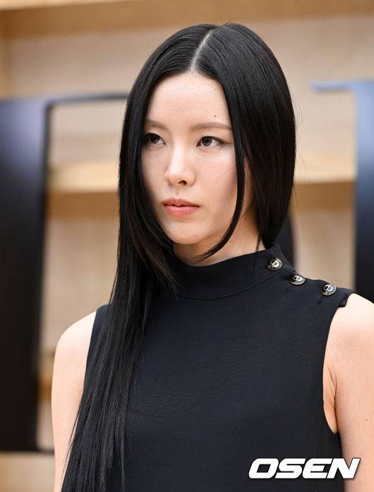 [OSEN=지형준 기자] 30일 오후 서울 이화여자대학교에서 프랑스 럭셔리 브랜드 디올(Dior) 2022 가을 여성 컬렉션 패션쇼가 열렸다.가수 김예림이 포토월에서 포즈를 취하고 있다. 2022.04.30 /jpnews@osen.co.kr