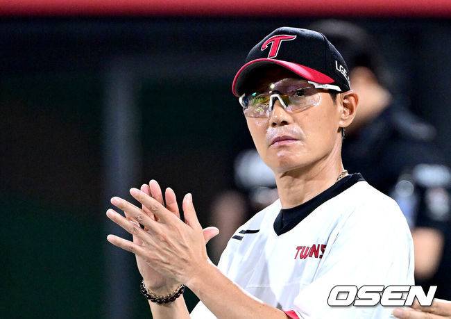 [OSEN=수원, 최규한 기자] 프로야구 LG 트윈스가 우승의 마지막 퍼즐을 찾았다. 새 외국인 투수가 완벽한 데뷔전을 치르며 승리를 이끌었다.&nbsp;LG는 10일 수원 KT위즈파크에서 열린 2025 KBO리그 KT 위즈와 경기에서 11-2로 승리했다.&nbsp;LG의 새 외국인 투수 톨허스트는 KBO리그 데뷔전에서 완벽투를 뽐냈다. 7이닝 동안 77구를 던지며 2피안타 7탈삼진 무실점으로 승리 투수가 됐다.경기를 마치고 승리한 LG 염경엽 감독이 선수들을 맞이하며 박수를 보내고 있다. 2025.08.12 / dreamer@osen.co.kr