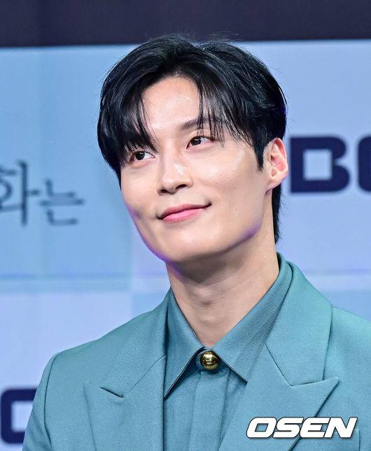 [OSEN=지형준 기자] 21일 오후 서울 상암동 MBC에서 MBC 새 금토드라마 ‘지금&nbsp;거신&nbsp;전화는’(극본 김지운,&nbsp;연출 박상우&nbsp;위득규) 제작발표회가 열렸다.‘지금&nbsp;거신&nbsp;전화는’은 협박&nbsp;전화로 시작된, 정략결혼 3년 차 쇼윈도 부부의 시크릿 로맨스릴러다.배우 허남준이 간담회를 하고 있다. 2024.11.21 / jpnews@osen.co.kr