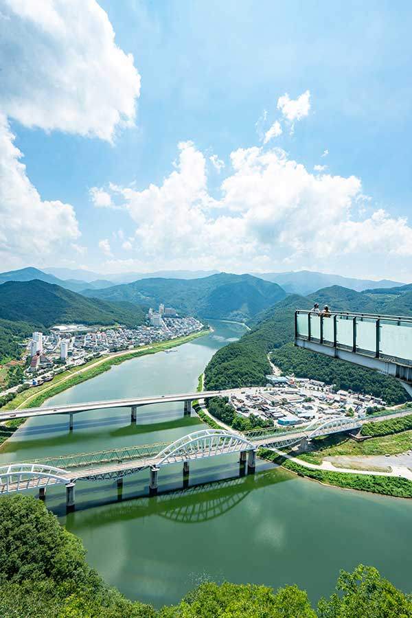 만천하스카이워크 전망대 끝부분에서 본 풍경. 단양읍을 다른 각도에서 볼 수 있다. 전망대 바닥은 강화유리로 되어 있어 절벽이 훤히 들여다보인다. 아찔하다.