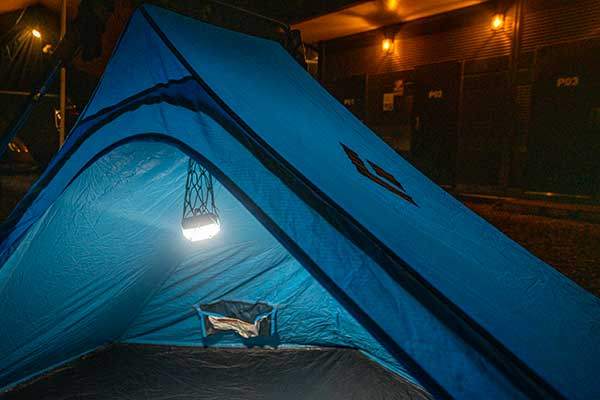 텐트 안에 설치한 모지 랜턴. 분위기 있는 텐풍 사진 연출에 아주 좋다.