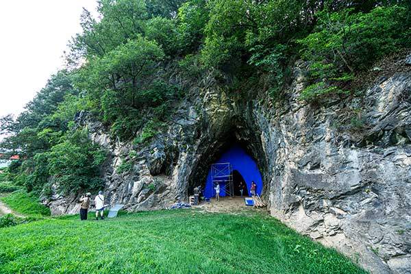 도담삼봉 건너편, 도담리에 있는 금굴 유적지. 구석기시대 유적지로 알려져 있다. 지금은 영화 촬영 관계로 세트가 설치되어 있다.