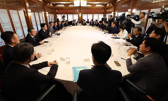 김민석 국무총리와 정청래 더불어민주당 대표, 강훈식 대통령실 비서실장 및 참석자들이 지난 10일 서울 종로구 삼청동 총리공관에서 제2차 고위당정협의회를 하고 있다. 공동취재사진