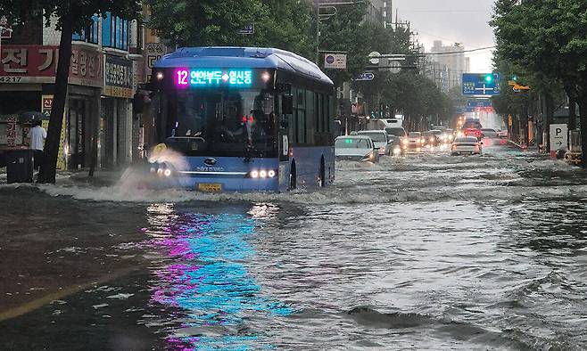 인천 서구의 도로가 침수돼 있다. 뉴시스