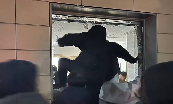 지난 1월19일 새벽 윤석열 전 대통령에 대한 구속영장이 발부되자 서울서부지법에 지지자들이 진입해 난동을 부리고 있다.&nbsp;뉴스1