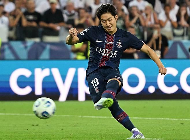 파리 생제르맹(PSG) 이강인이 14일 이탈리아 우디네 스타디오 프리울리에서 열린 잉글랜드 토트넘과 슈퍼컵 승부차기에서 네 번째 키커로 나서 왼발로 공을 차고 있다. 우디네=로이터연합뉴스