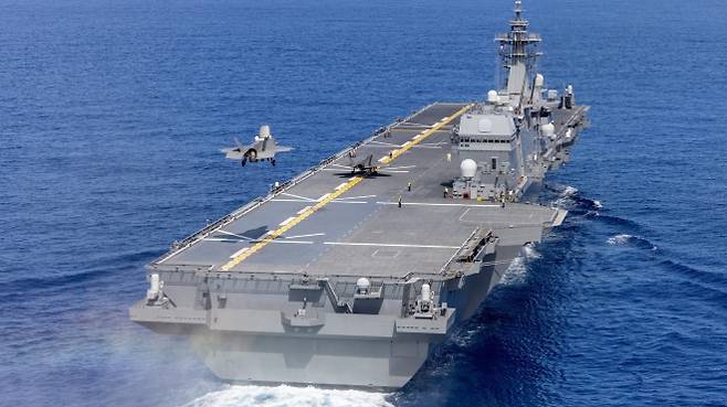 JS 가가 갑판에 착륙하는 영국 F-35B. 해상자위대 제공