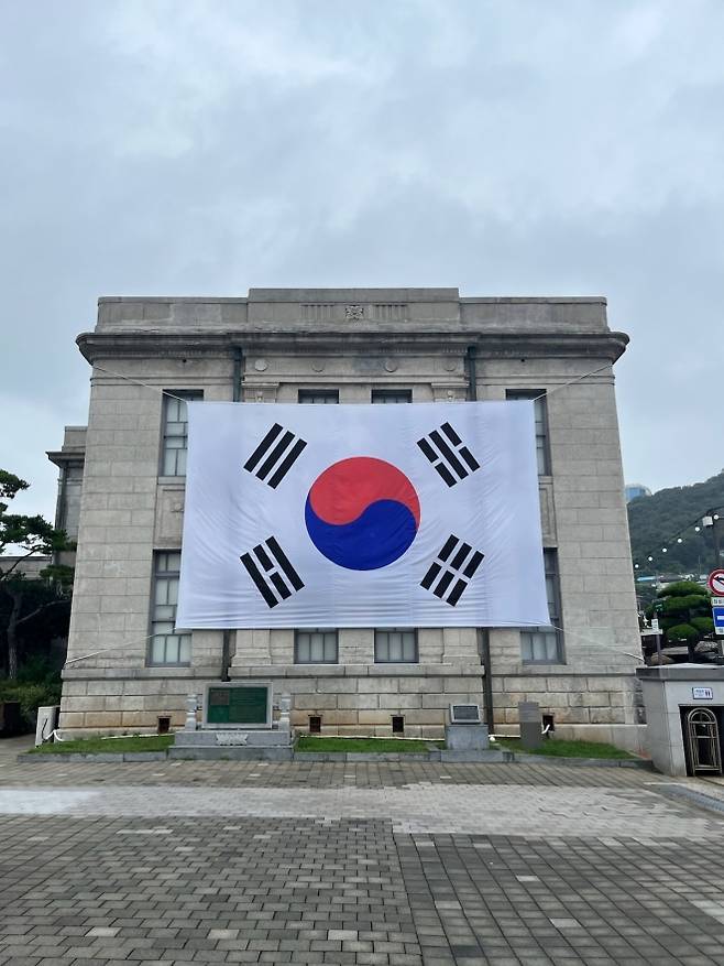2025년 8월 15일 광복 80주년을 맞아 목포 근대역사관 2관에 가로 8.5m, 세로5.5m 크기의 대형 태극기가 14일 게시 됐다. (목포시 제공)
