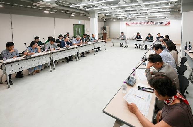 하남시의회 금광연 의장이 14일 하남시의회 B1(의정홀)에서 열린 ‘미사경정장 반환 범시민운동 추진위원회조직’ 3차 간담회에서 이홍재 이사장 및 추진위 집행부와 향후 계획 등을 심각하게 논의하고 있다. 금광연 의장실 제공