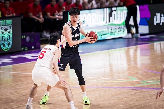 한국 남자농구 국가대표 이현중이 14일 사우디아라비아 제다에서 열린 2025 국제농구연맹(FIBA) 아시아컵 중국과의 8강전에서 공격하고 있다. FIBA 제공