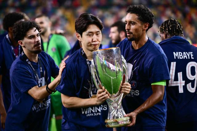 파리 생제르맹 이강인(가운데)이 UEFA 슈퍼컵 트로피를 들고 있다. AFP연합뉴스