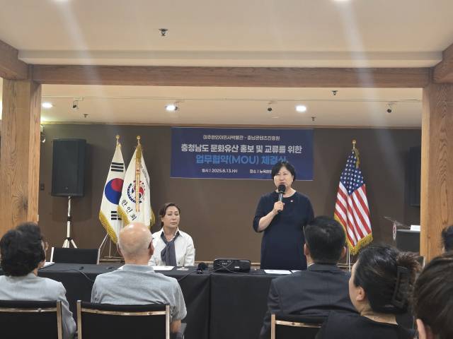 김곡미 충남콘텐츠진흥원장이 14일(현지 시간) 미국 맨해튼 뉴욕한인회 사무실에서 기자간담회를 갖고 15일 독립운동 관련 영상 상영의 의미를 설명하고 있다. 뉴욕=윤경환 특파원